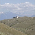 Calascio (Aq), la rocca e la chiesa viste da Santo Stefano di Sessanio