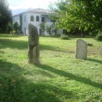 antichi Menhir con sfondo casa 2