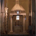 Bominaco AQ, chiesa romanica di Santa Maria Assunta, interno con il ciborio