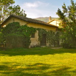 the cottage with the mountains on the back