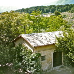 the cottage with the mountains on the back