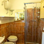 bathroom with shower box and 2° sink