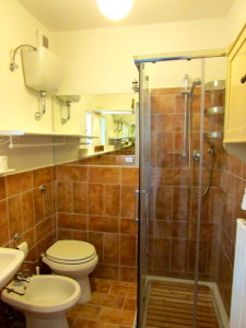 bathroom with shower box and 2° sink